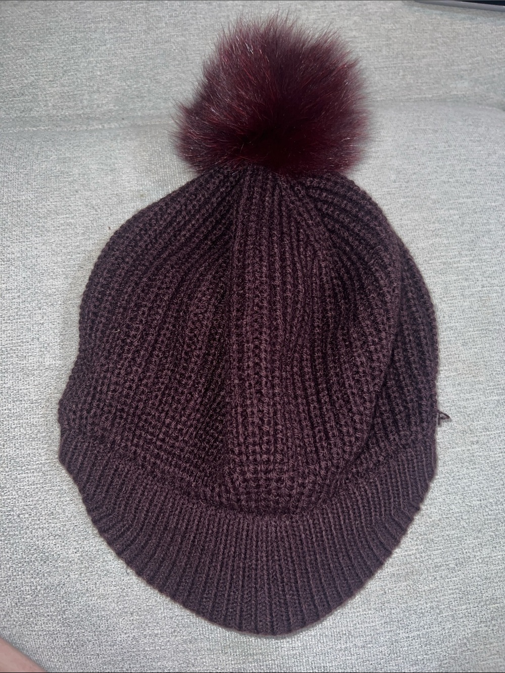 Echo | Ribbed Pom-Pom Beanie Hat in Burgundy